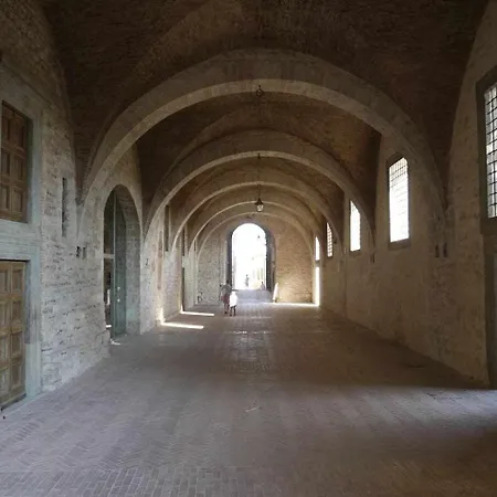 Domus Calzolari * غوبيو